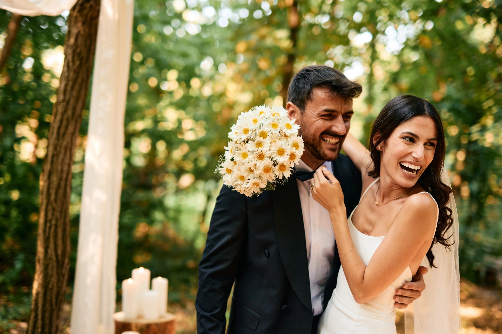 Pareja disfrutando una celebración de destino